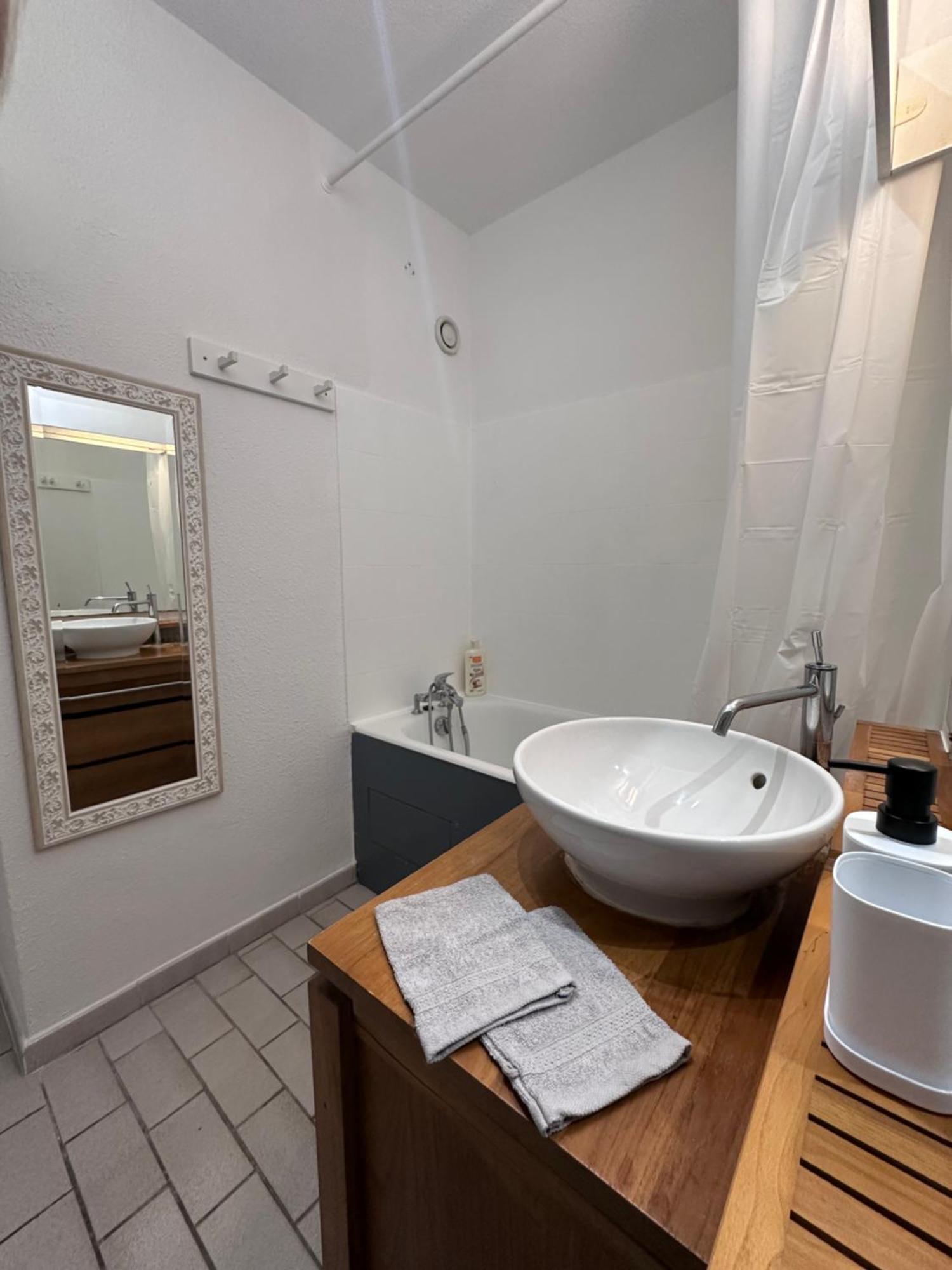 Studio Sur Le Port De Hyeres - A 2Min Des Plages, Clim & Balcon Extérieur photo