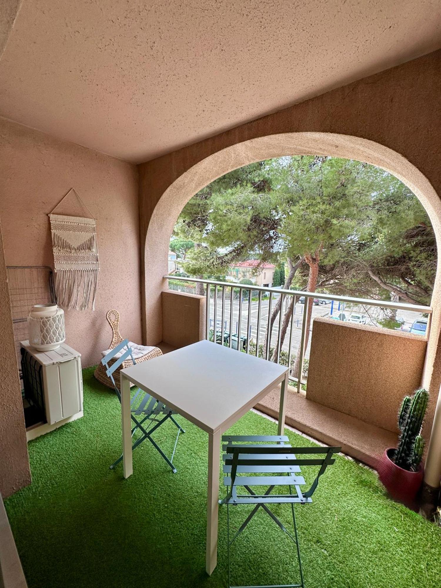 Studio Sur Le Port De Hyeres - A 2Min Des Plages, Clim & Balcon Extérieur photo
